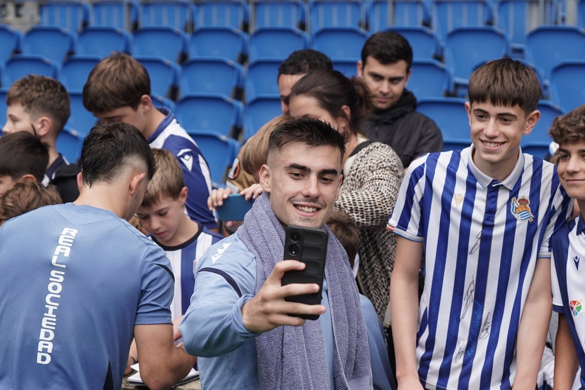 El entrenamiento de la Real a puerta abierta en Anoeta, en imágenes