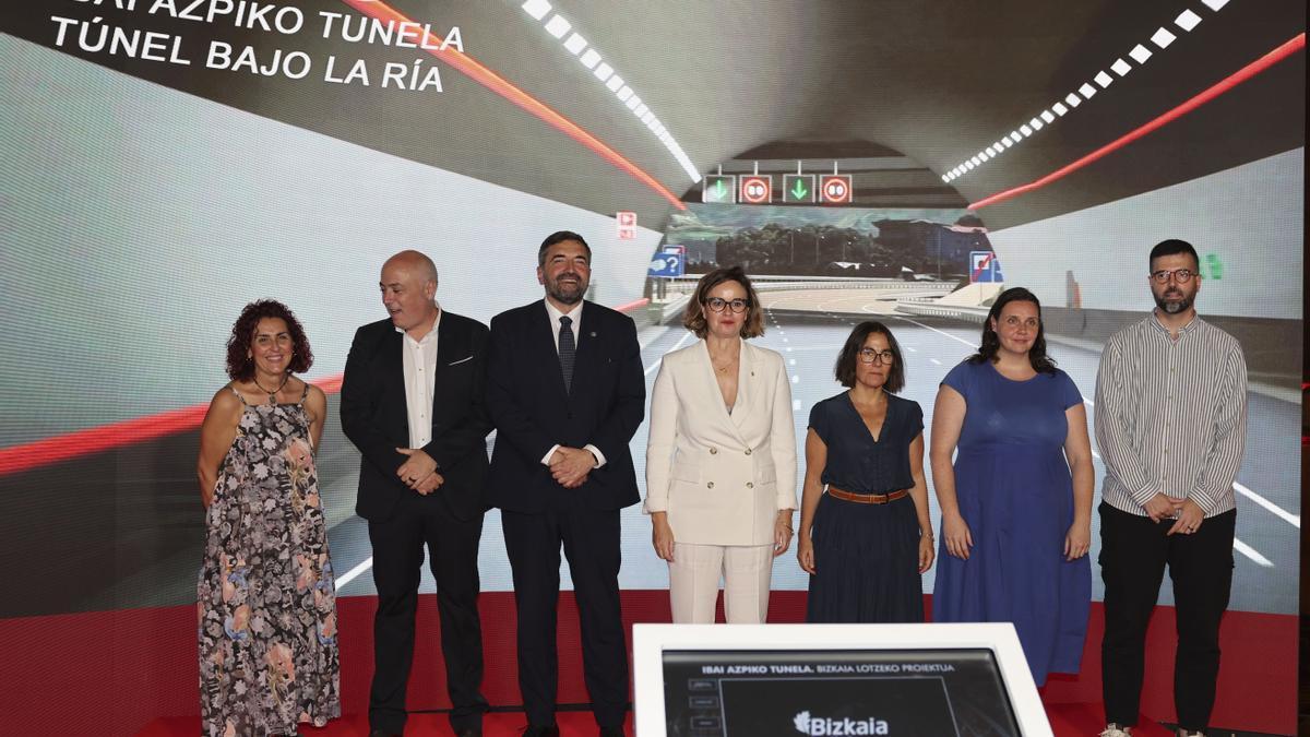 Karmele Tubilla (Santurtzi), Iban Rodríguez (Leioa), Carlos Alzaga (diputado de Transportes), la diputada general Elixabete Etxanobe, Amaia Aguirre (Getxo), Aitziber Oliban (Erandio) y Gorka Álvarez (Sestao).