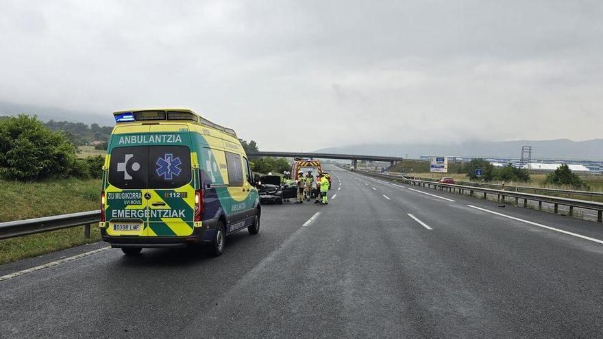 Dos carriles cortados en la A-1 a la altura de Iruña de Oca por un accidente entre un coche y un camión