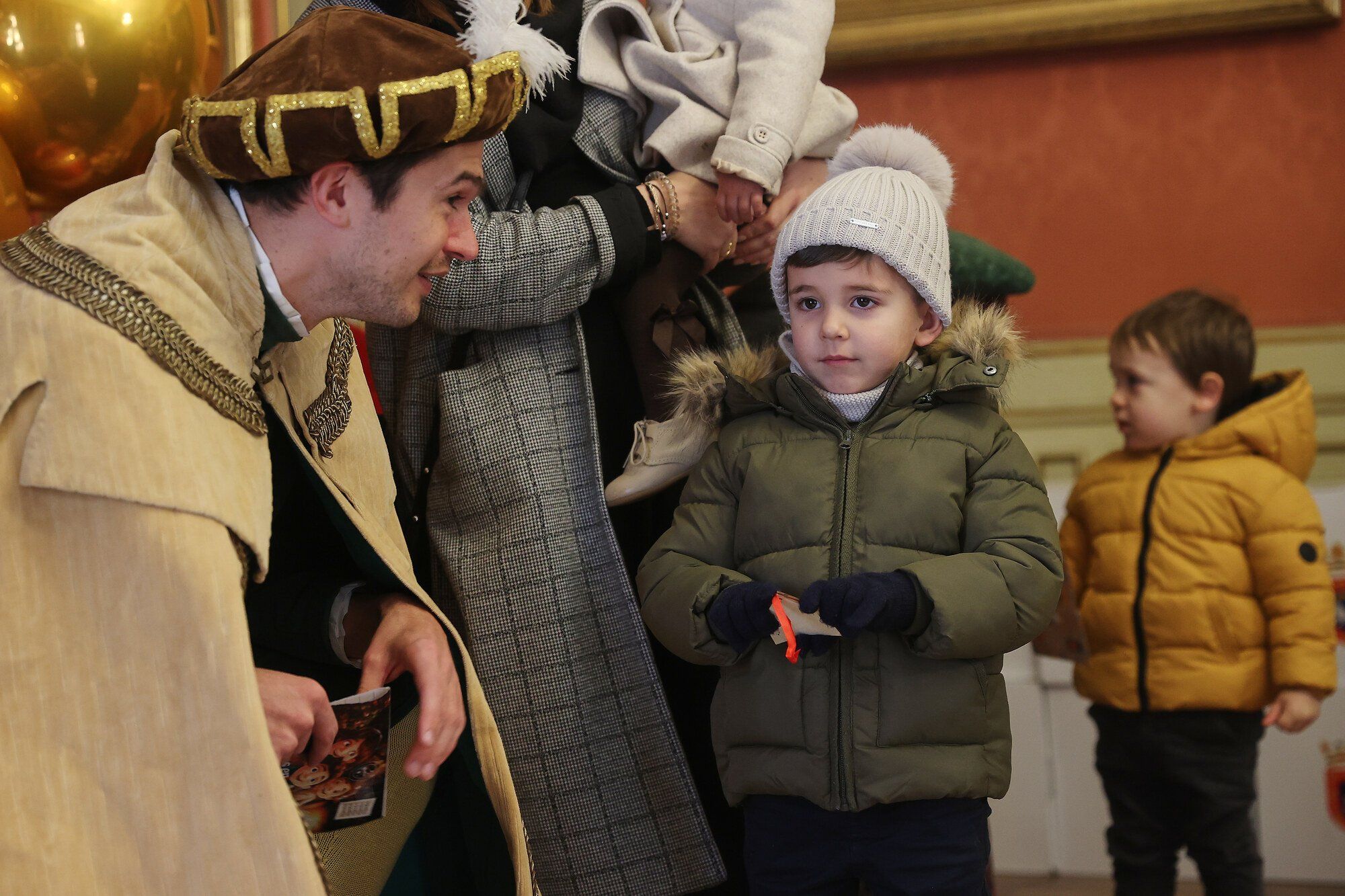 Cientos de jóvenes de Pamplona entregan sus cartas a los pajes de los Reyes Magos