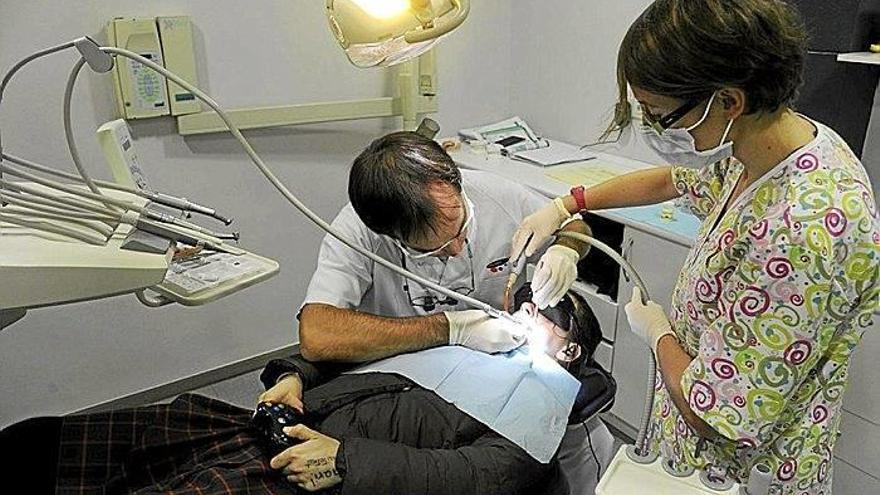 Una higienista dental, en una consulta privada.