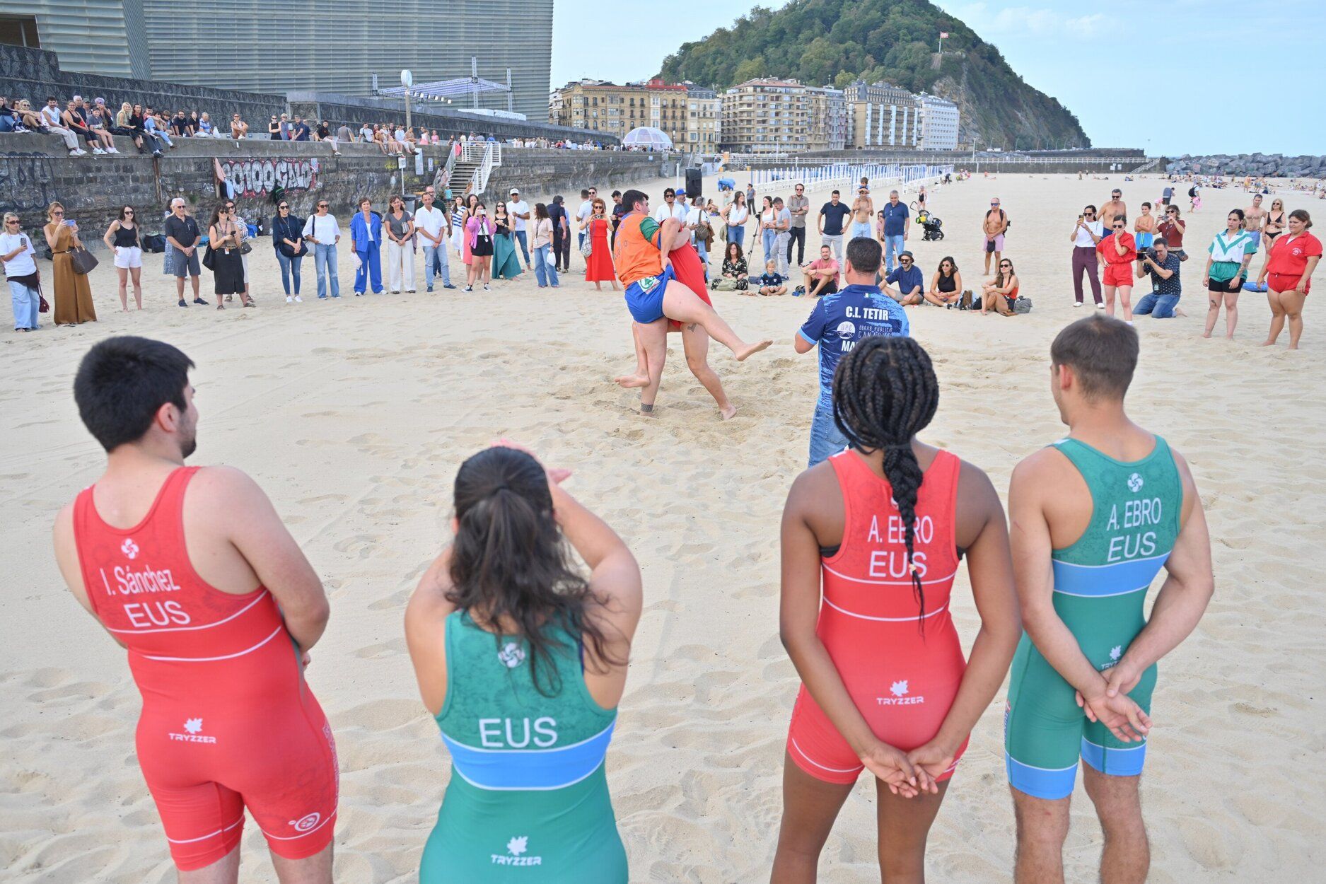 Espectacular exhibición de lucha canaria en la playa de la Zurriola