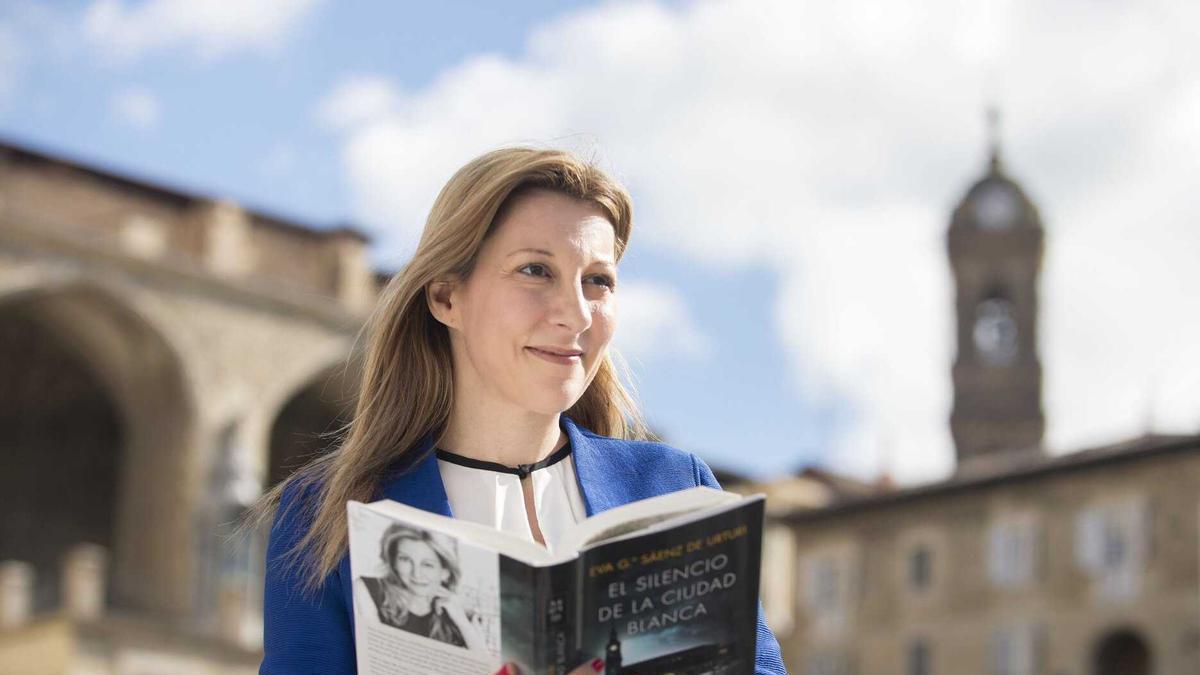 Eva García Sáenz de Urturi en 2016, cuando se publicó &#039;El silencio de la ciudad blanca&#039;