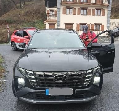 Imágenes del vehículo con las placas falsas.