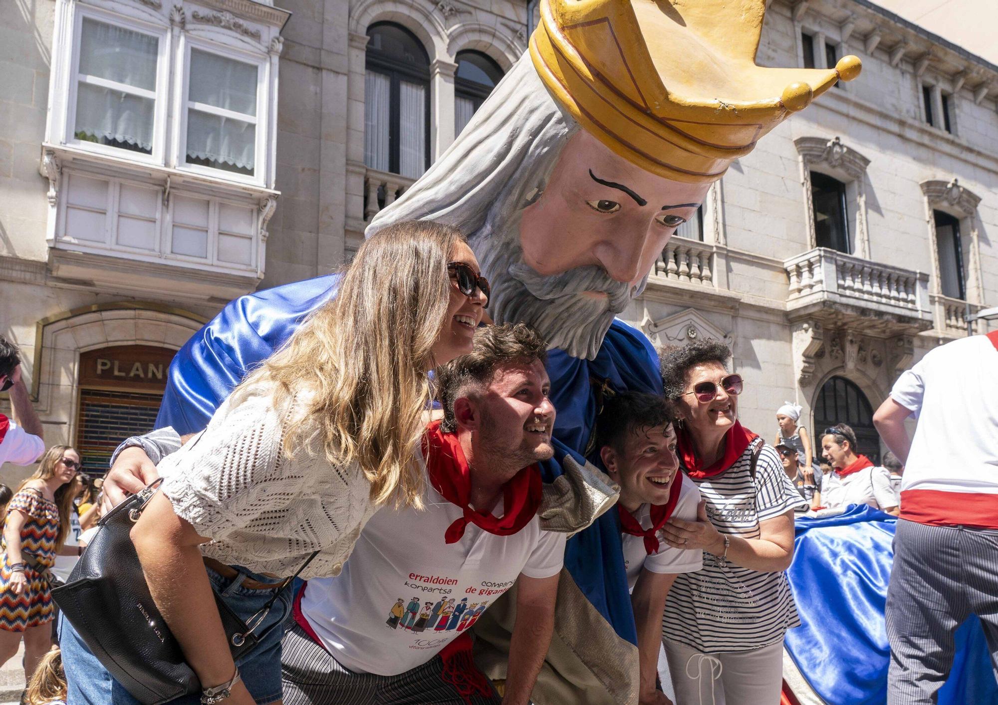 En imágenes: la comparsa de gigantes y cabezudos se despide de La Blanca 2025