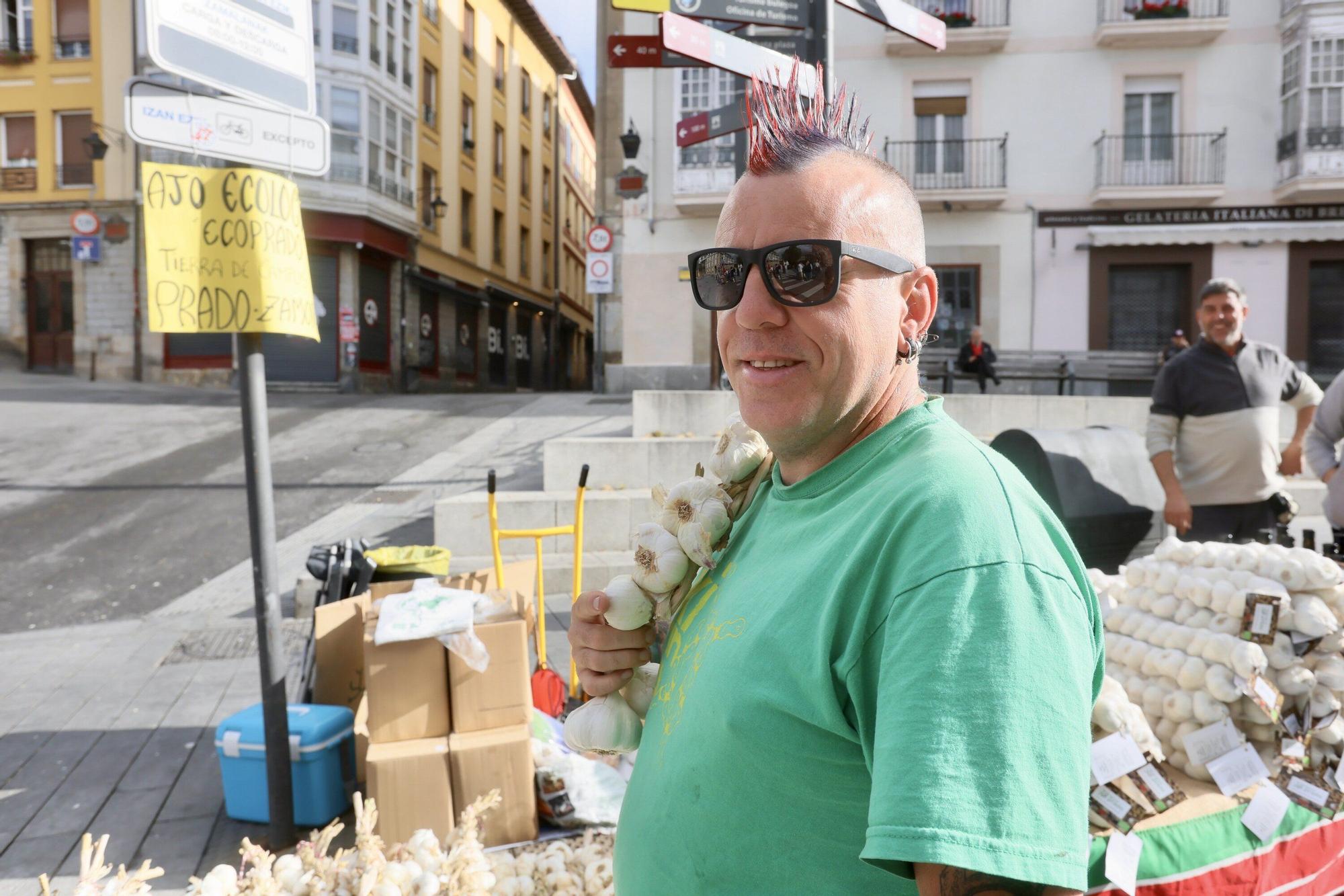 En imágenes: La feria de ajos atrae a los vitorianos un año más
