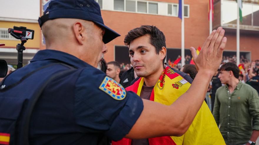 La Policía impide la entrada de Vito Quiles y Bertrand Ndongo en el Congreso