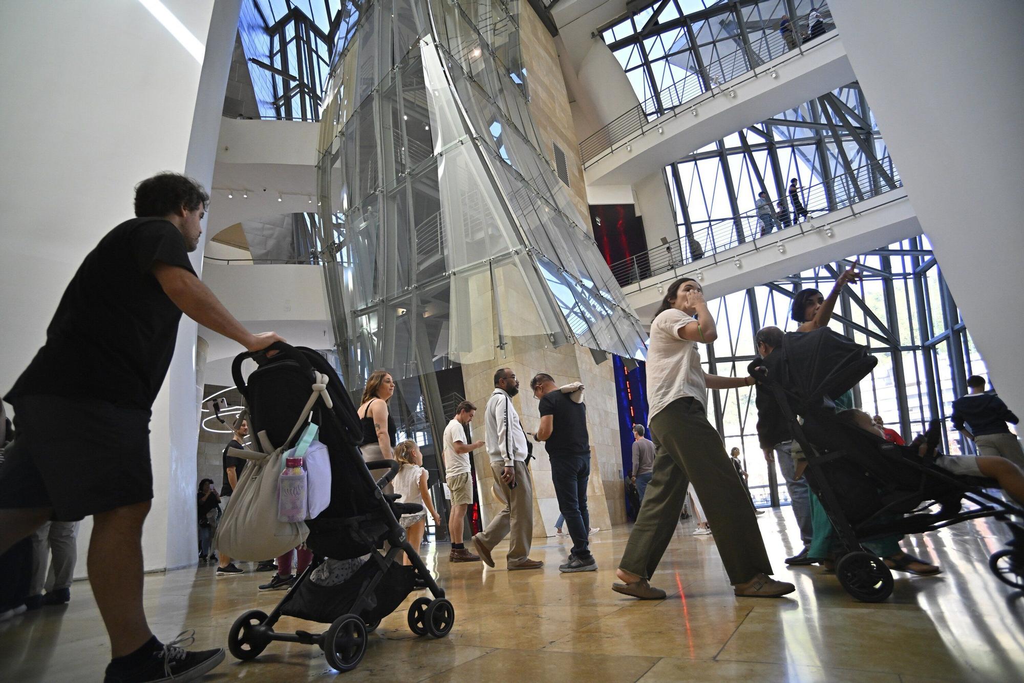 El Museo Guggenheim acoge a miles de visitantes en su 28º cumpleaños