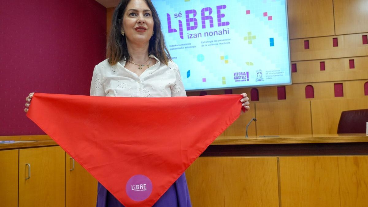 López de Uralde con uno de los pañueños de prevención de la violencia machista