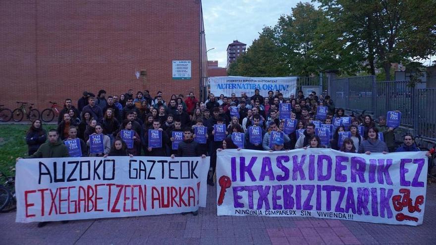Solidaridad vecinal contra el desahucio de una familia con seis menores en Vitoria