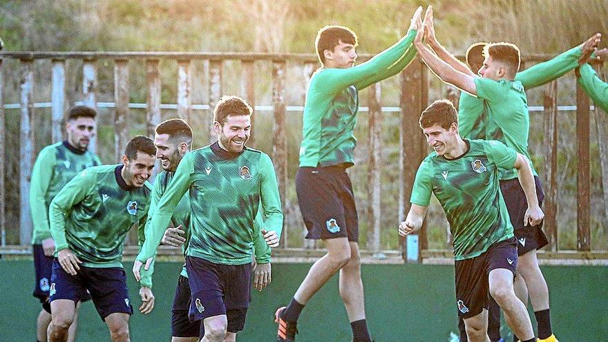 Urko González de Zárate y Robert Navarro chocan manos, en un ejercicio de un entrenamiento, junto a Merquelanz, Roberto López, Zaldua, Illarramendi y Aihen Muñoz, todos ellos jugadores formados en Zubieta. Foto: Real Sociedad