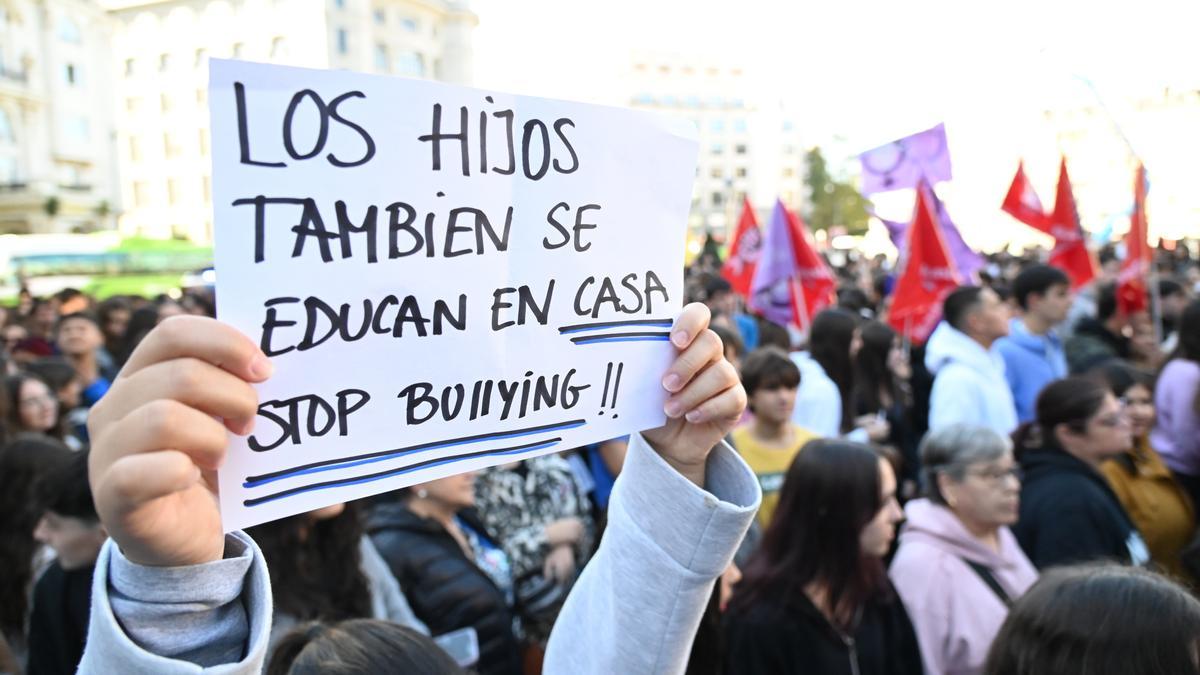 Un cartel durante una manifestación estudiantil en Bilbao contra el &#039;bullying&#039; y los discursos de odio
