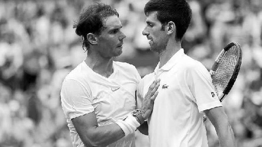 Rafa Nadal y Novak Djokovic se saludan al término de una semifinal que técnicamente duró dos días.