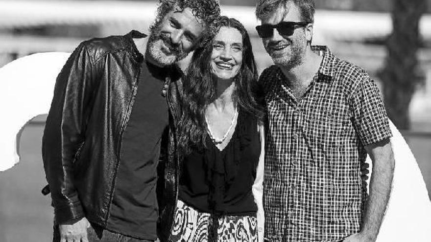 Leonardo Sbaraglia (izquierda), Ángela Molina (centro) y Daniel Hendler (derecha), durante la presentación de ‘El otro hermano’.