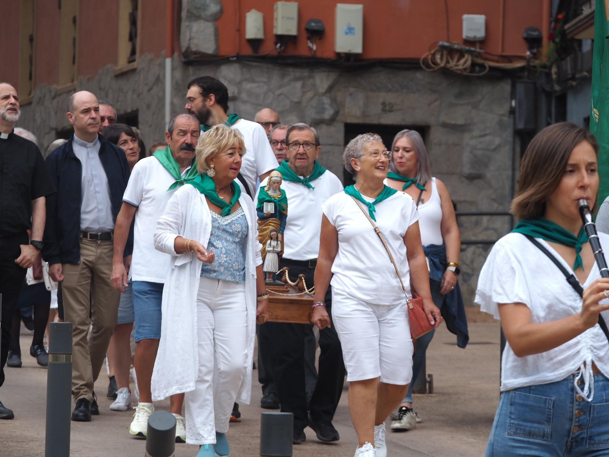 Fiesta en verde y blanco en la ermita de Santa Ana de Mendaro
