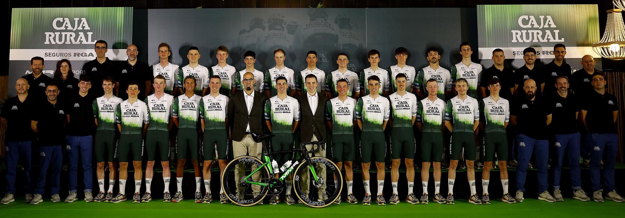La plantilla del Caja Rural en la temporada 2025, con Bagüés trajeado en la zona central de la fila inferior.