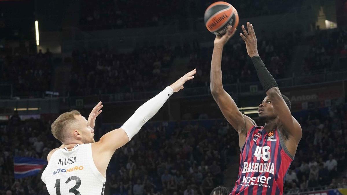 Ndiaye lanza a canasta en un partido ante el Real Madrid