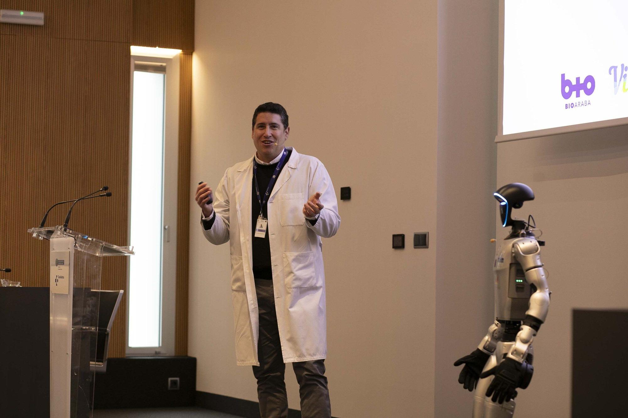 En imágenes: Así es SAAKI, el nuevo robot pediátrico que ayudará a los niños ingresados en el HUA-Txagorritxu