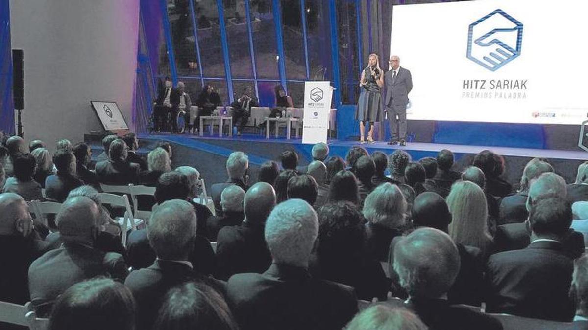 Una amplísima representación de la sociedad de Euskal Herria se dio cita con motivo de los Hitz Sariak 2025 en el atrio del Museo Guggenheim de Bilbao.