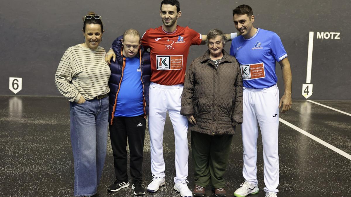 Jokin Altuna y Peio Etxeberria eligen material en el Atano III de Donostia para la semifinal del Cuatro y Medio.