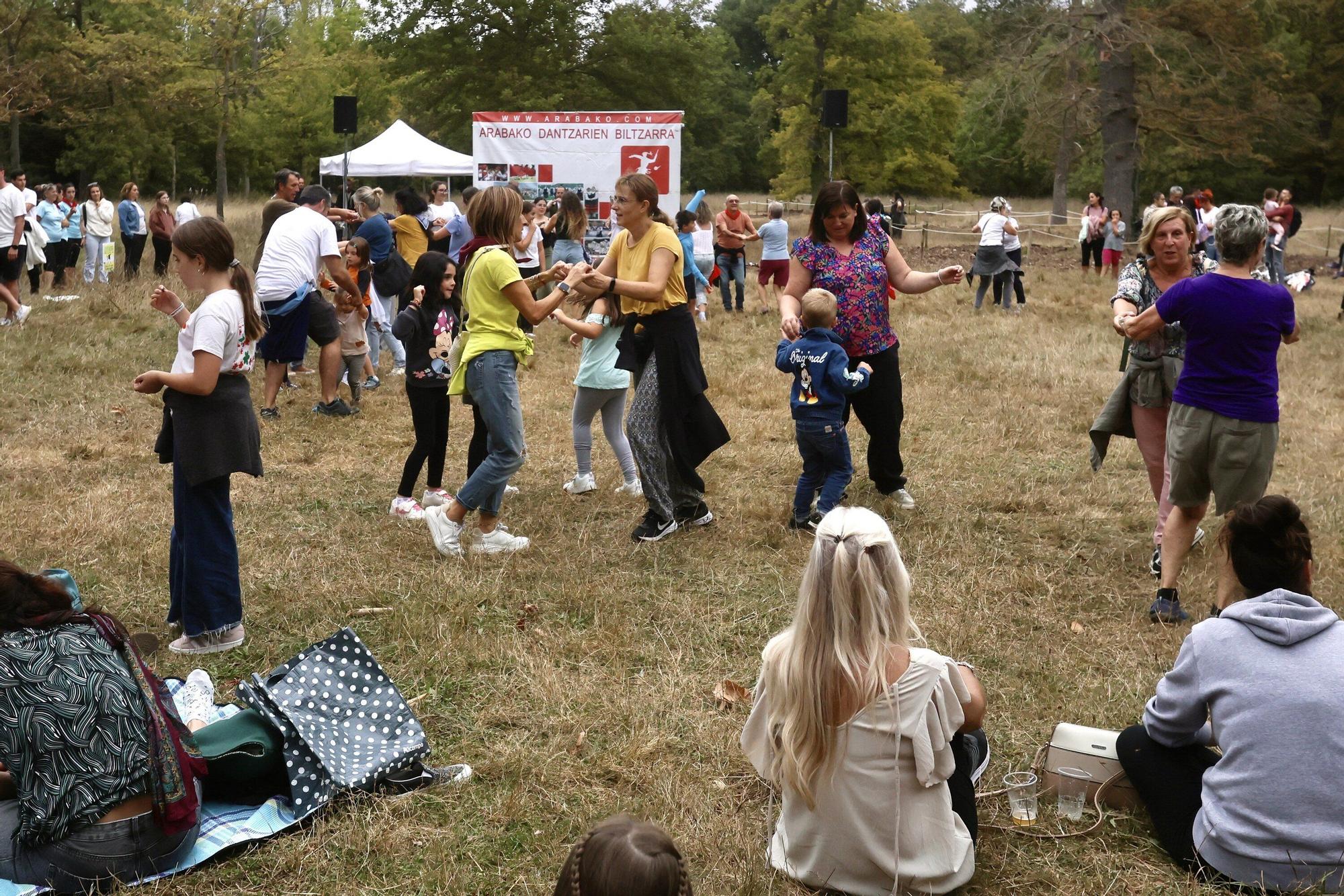 En imágenes: Las campas de Olarizu se llenan de fiesta