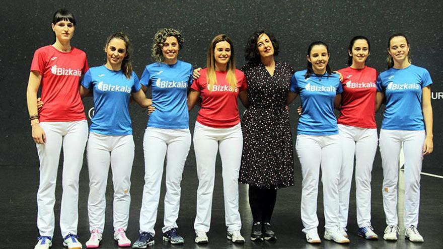 Lorea Bilbao, diputada foral de Cultura, Euskera y Deportes, en la presentación del torneo junto a varias pelotaris.Foto: Haizea Berrocal