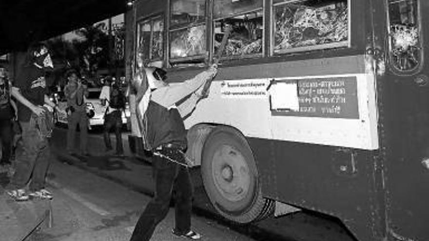 Al menos un muerto en Bangkok en las protestas contra el Gobierno tailandés
