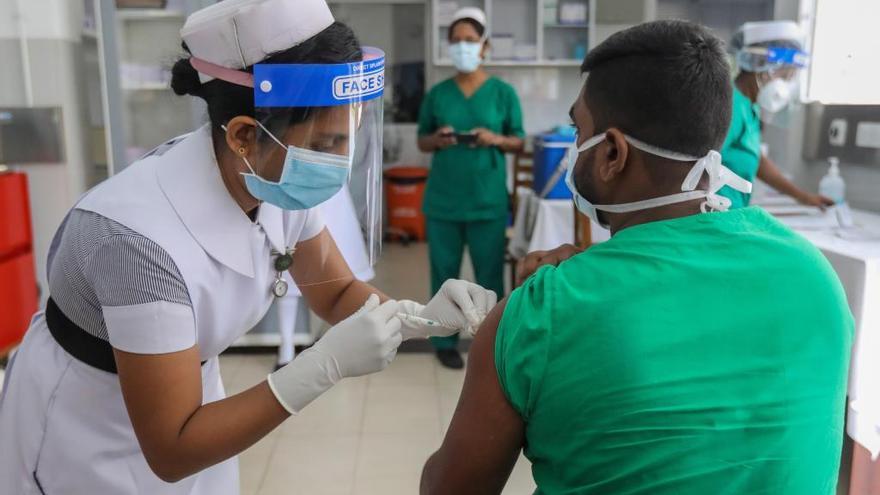 Los trabajadores sanitarios de primera línea de Sri Lanka reciben la primera dosis de una vacuna covid-19 de Oxford-AstraZeneca.