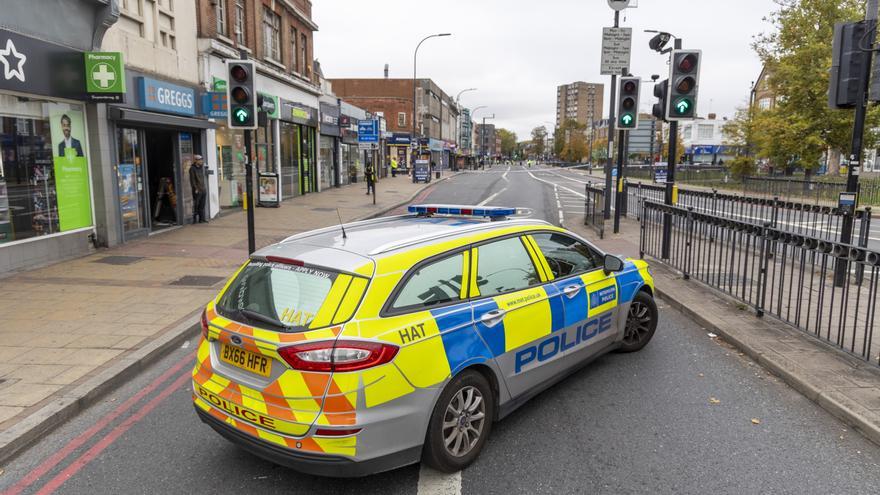 Detenido un menor de 13 años tras apuñalar a dos compañeros en un colegio de Londres