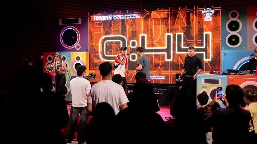 La batalla de gallos puso ritmo a la noche del sábado.