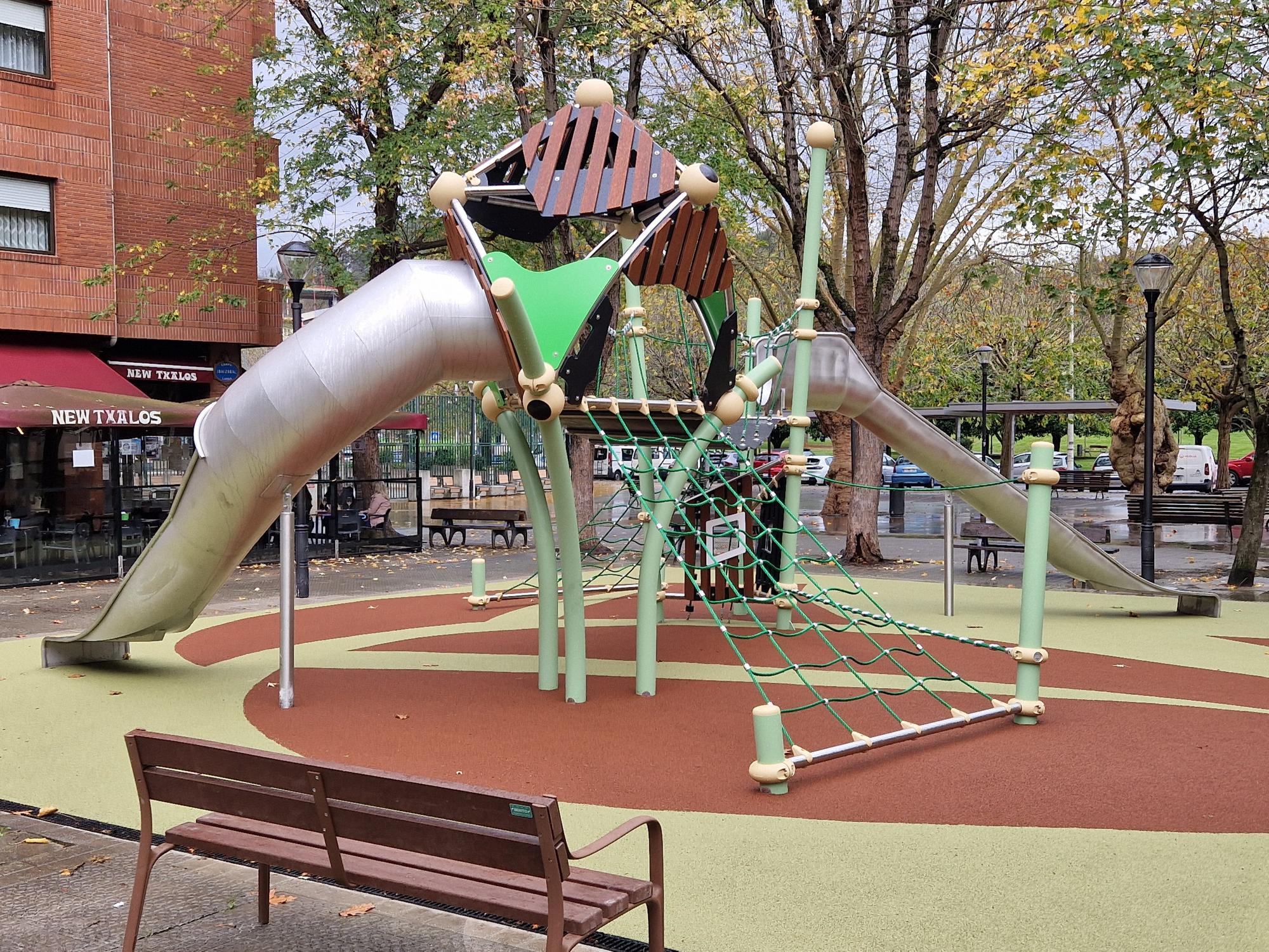 Nuevos columpios en la Campa Ibaizabal en el barrio de La Peña