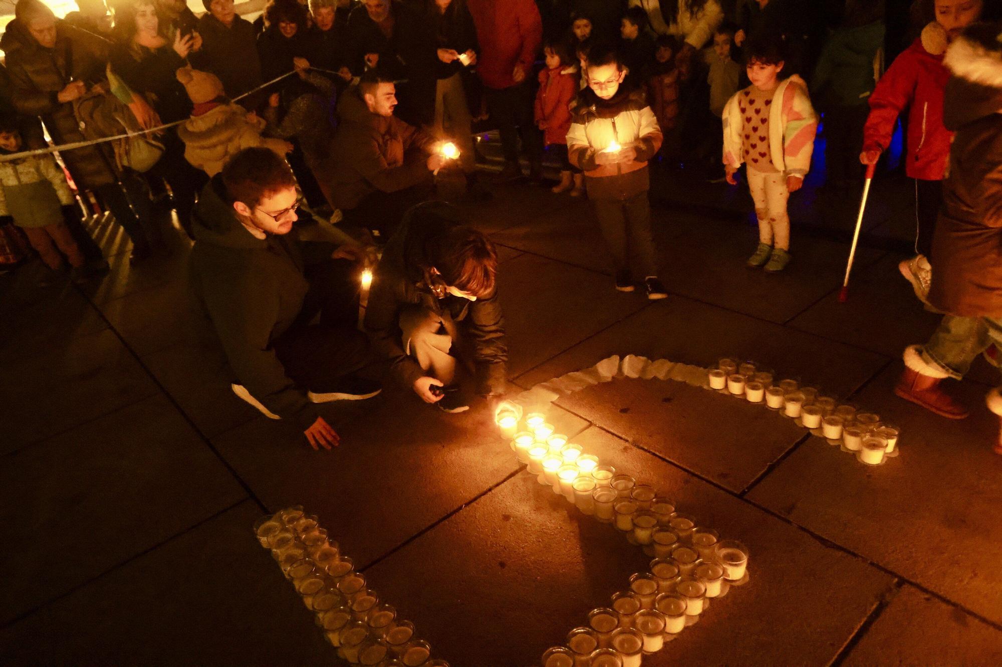 En imágenes: Encendido de 365 velas en la plaza de la Virgen Blanca para reivindicar el euskera