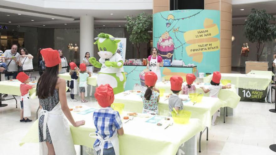 Gran afluencia de público a lo largo del todo el día para presenciar el Taller de Repostería Infantil.