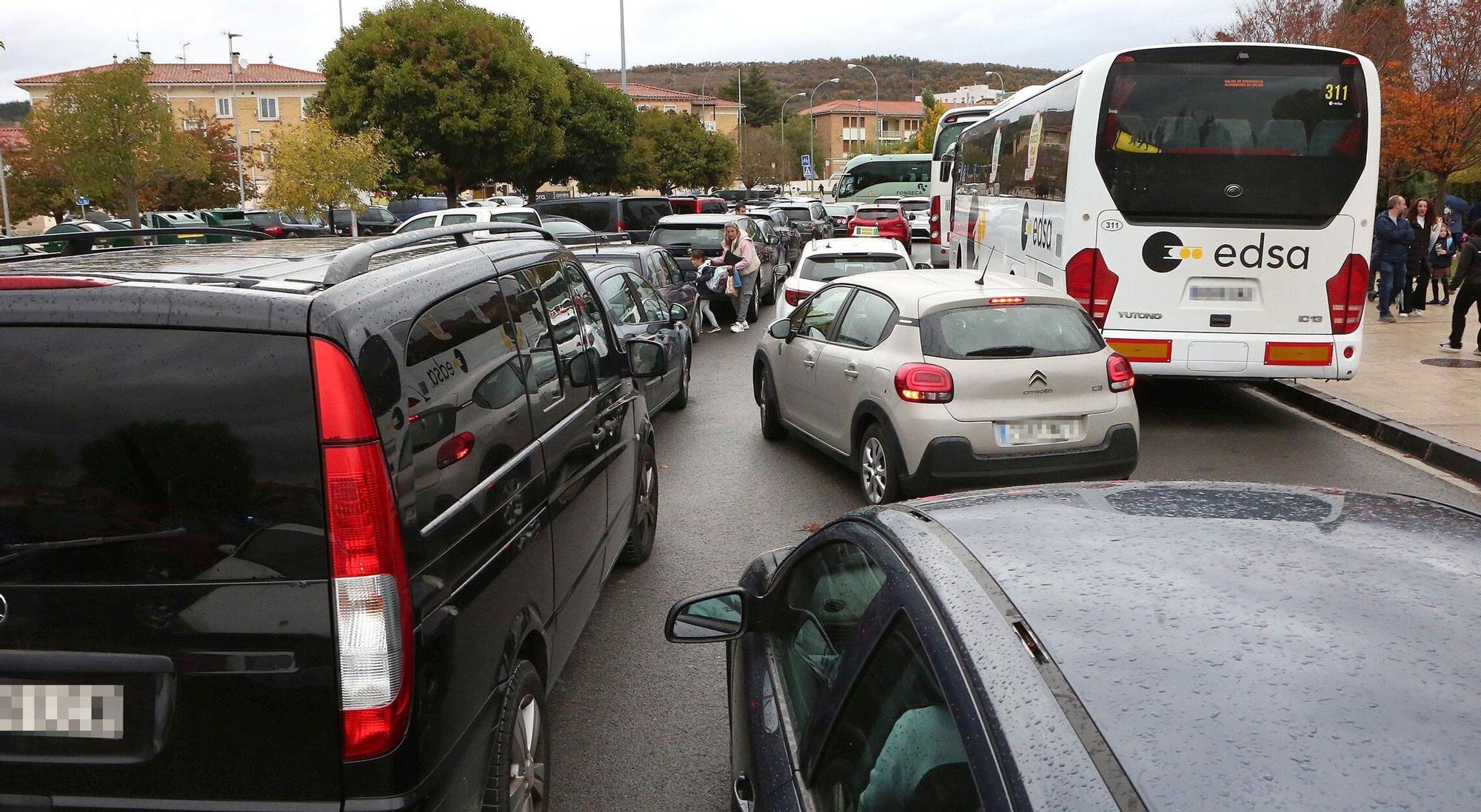 Movilización vecinal en la Txantrea contra los coches mal aparados a la salida del colegio