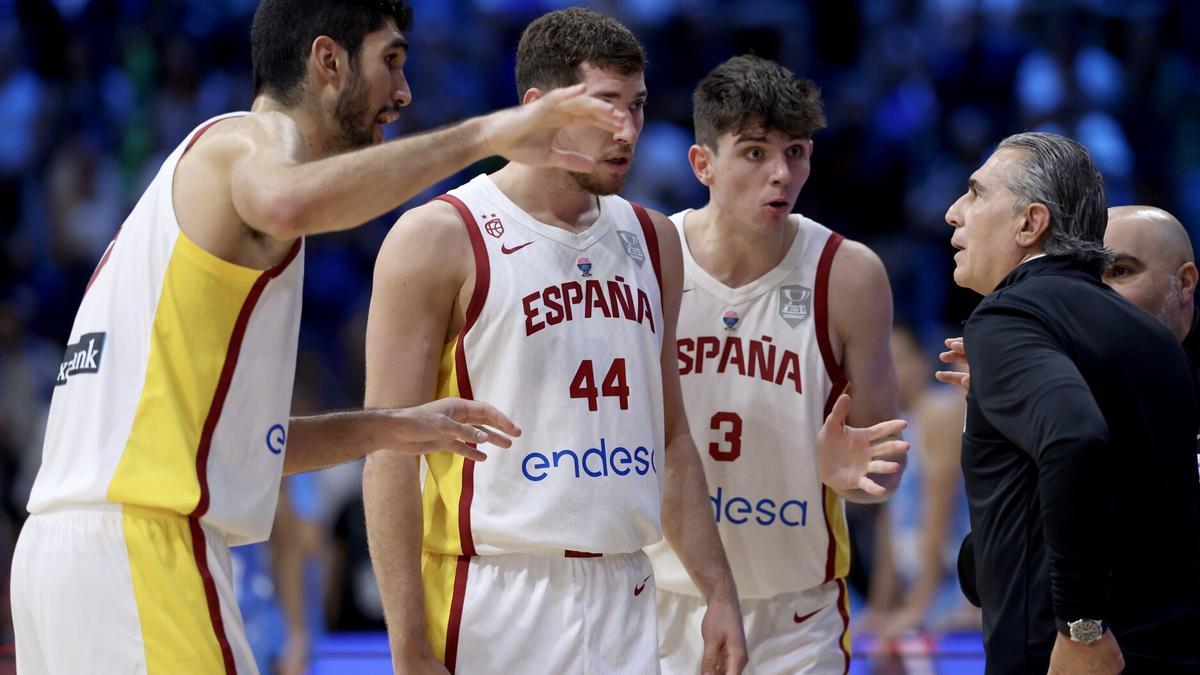 Scariolo conversa con Santi Aldama, Joel Parra y Sergio de Larrea en el partido del jueves ante Grecia.