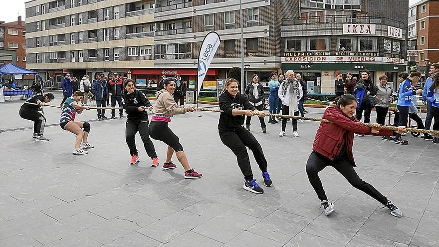 La sokatira formó parte de las ‘olimpiadas’ organizadas desde el Ayuntamiento de Leioa.