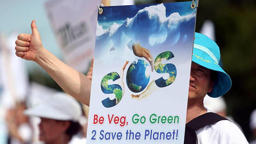 Activistas de la Asociación Internacional Maestra Suprema Ching Hai Lut de China se manifiestan frente a las instalaciones del Cancún Messe, sede de las organizaciones no gubernamentales por el cambio climático.