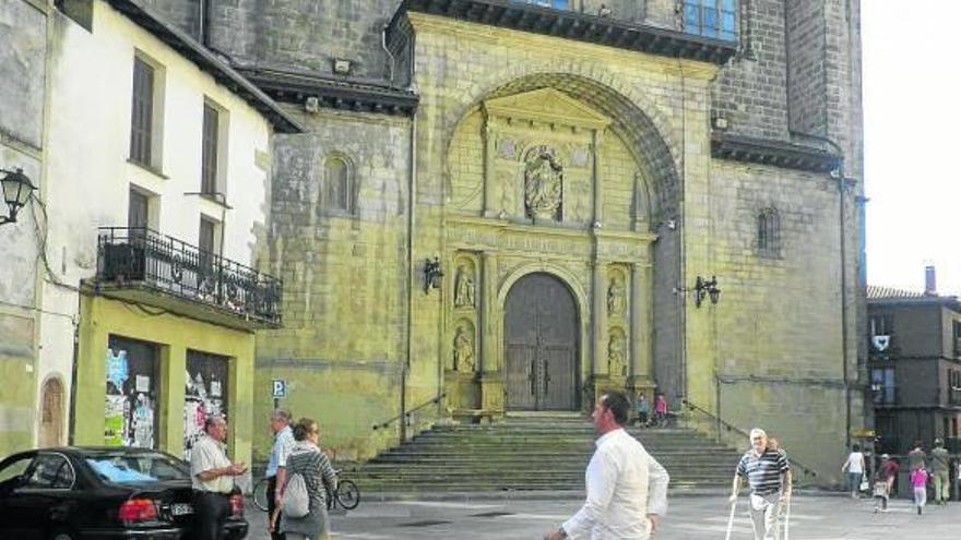 La Parroquia de la Asunción preside la Herriko Enparantza.