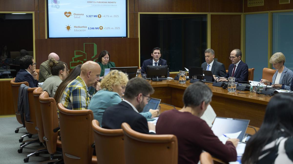 El consejero de Hacienda, Noël d&#039;Anjou, explica los Presupuestos en comisión, ante la atenta mirada del portavoz de EH Bildu, Pello Otxandiano