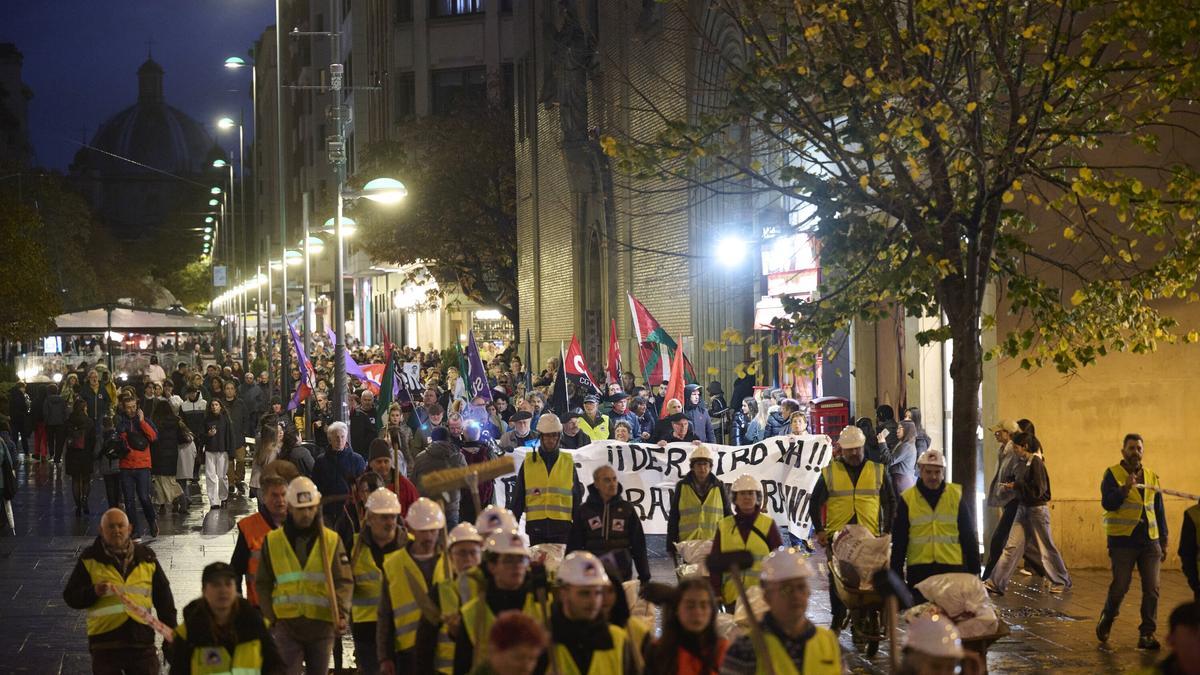 Manifestación de las asociaciones memorialistas para pedir el derribo del Monumento