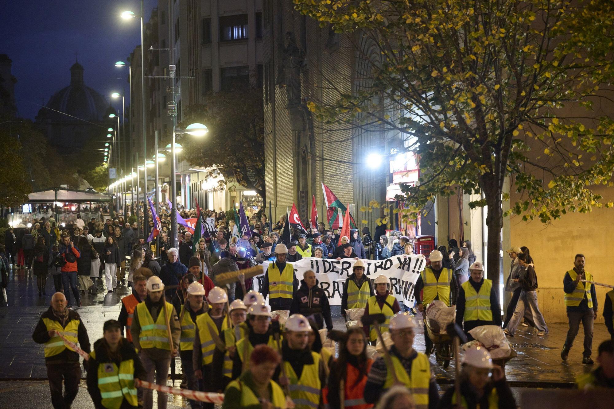 Manifestación de las asociaciones memorialistas para pedir el derribo del Monumento