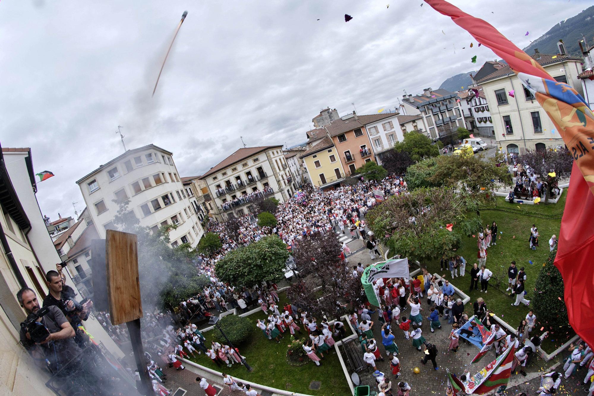 El cohete de Altsasu lanzó al cielo ayer al mediodía un mensaje de diversidad.