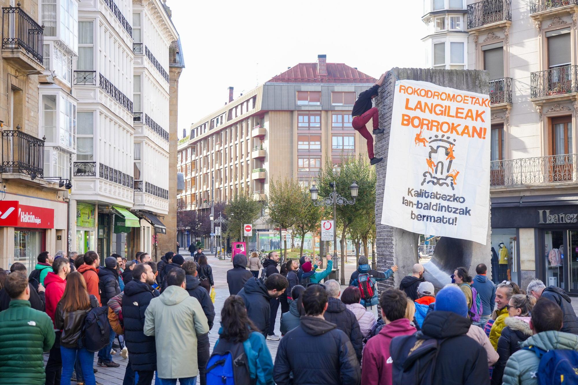 Los trabajadores de los rocódromos escalan 'La Mirada' para denunciar sus condiciones