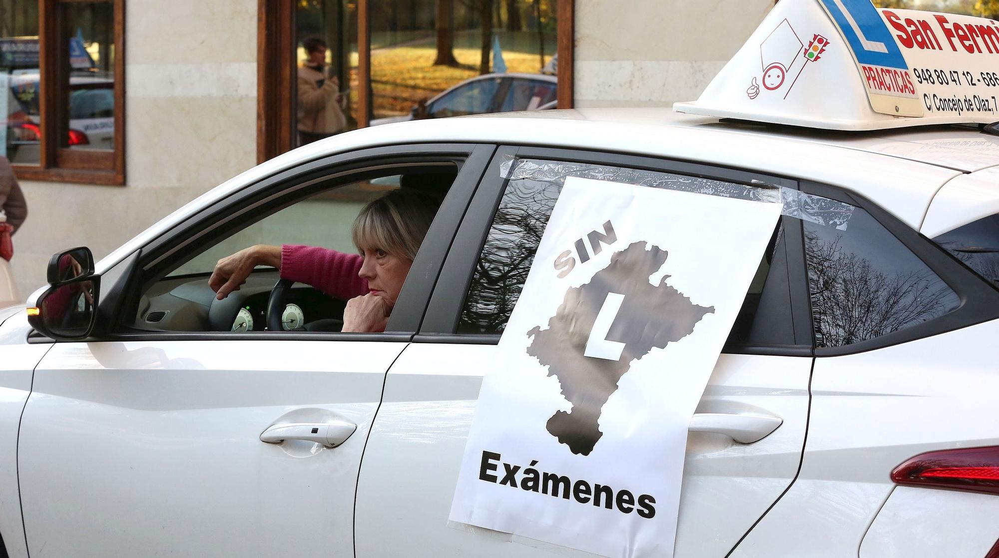 Fotos de la marcha de coches de autoescuelas en protesta por la falta de examinadores