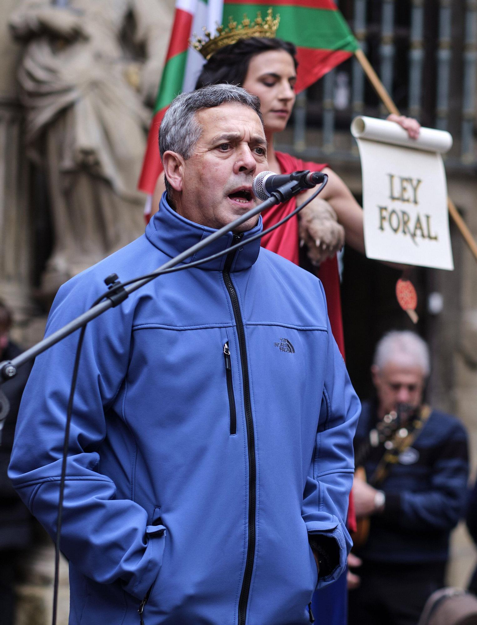 Fotos del homenaje a la estatua que corona el monumento que se erigió hace más de 100 años recordando la lucha popular en el Día de Navarra