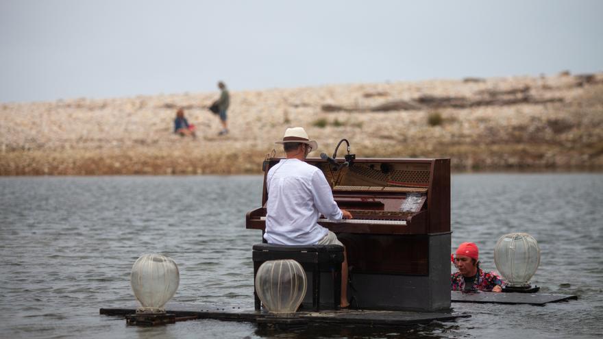 El piano flotante llega por primera vez al Embalse de Alloz