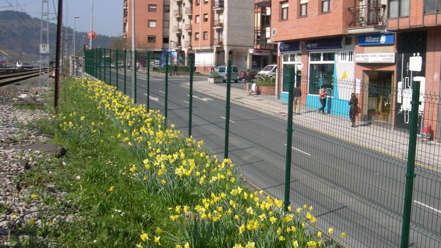 Muros de hormigón y vallas altas, el plan de Adif para frenar intrusiones a las vías del tren en Bizkaia