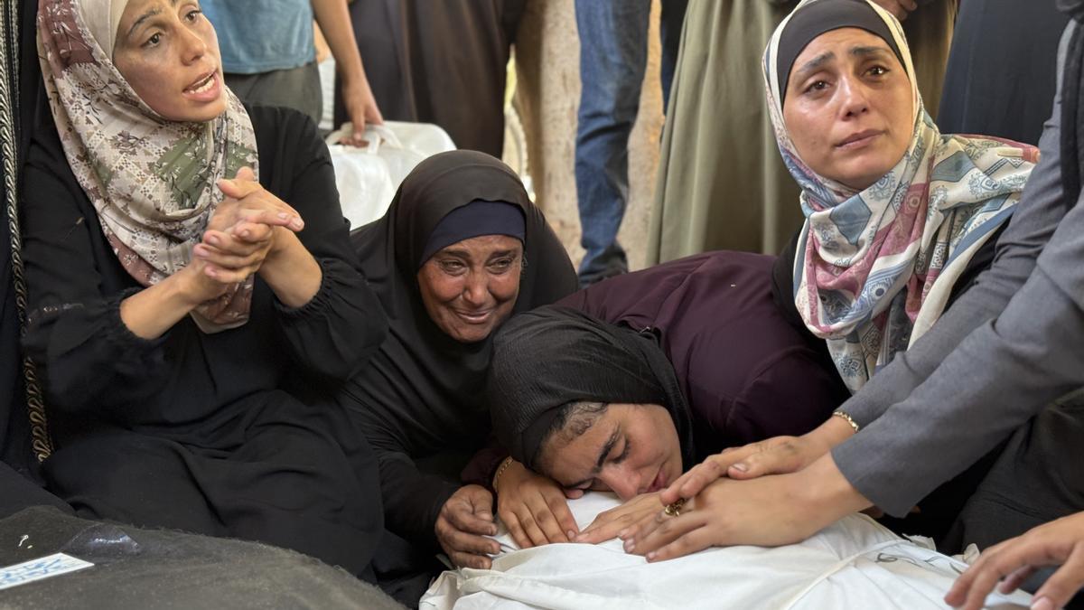 Mujeres palestinas lloran a las víctimas de un ataque de Israel.