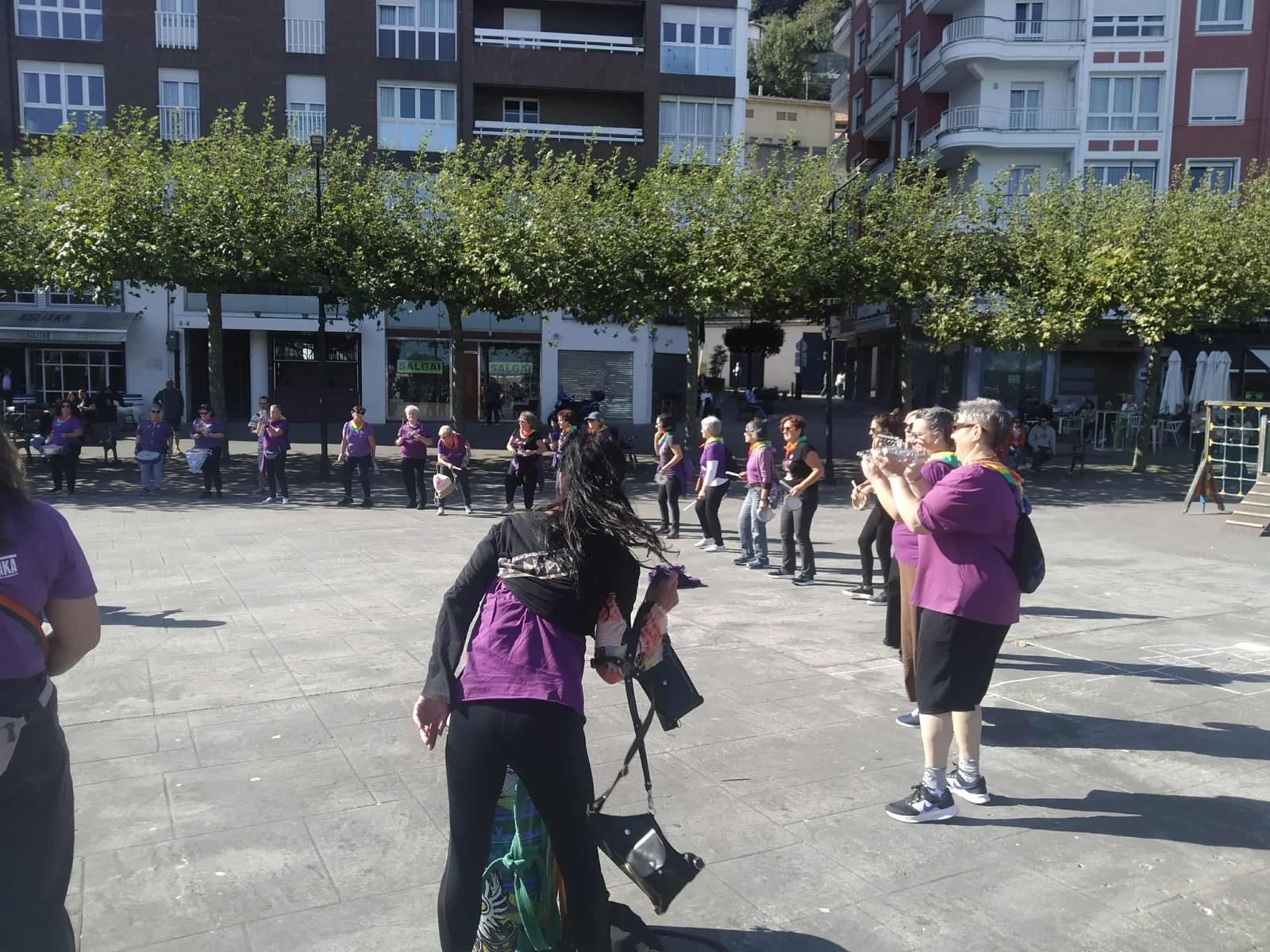 En imágenes: Ondarroa celebra el Día del Abrazo a la Diversidad