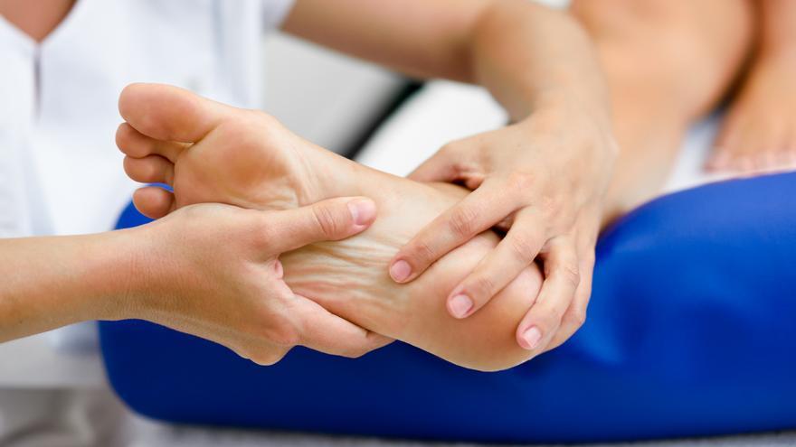 Adiós al olor de pies: los consejos de los podólogos para mantener los pies frescos